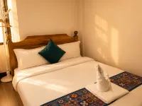 MONSANE VILLA (Centrally located, opposite the night market) Hotels near Mount Phousy