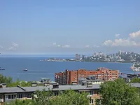 spacious apartment with sea and city views - 停車場
