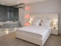 The Gavan Hotel - Pools