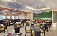 Luxury suites overlooking the Haram - at Hilton Suites Hotel - Airport Shuttle