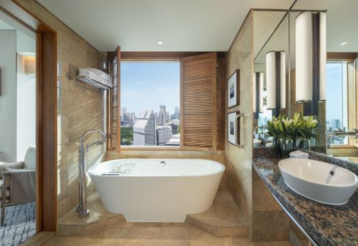 콘래드 방콕의 편안한 침실 내부