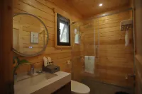 Green River Resort Hotels near Scenic Area of Yueliangwan