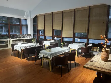 Xinzizai Xinshe Guesthouse (Xiuning Qiyun Mountain) Отели в г. Сюнин