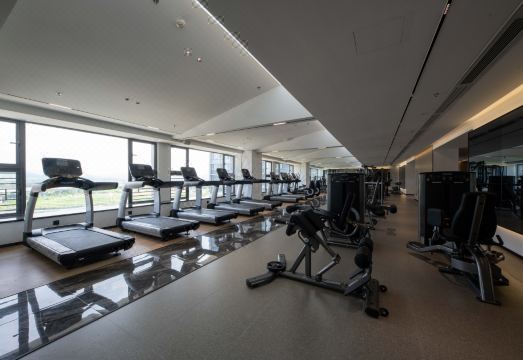 4. 홀리데이 인 익..