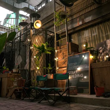 MeetingMates Hostel Отели рядом с достопримечательностью «Храм Луншань»