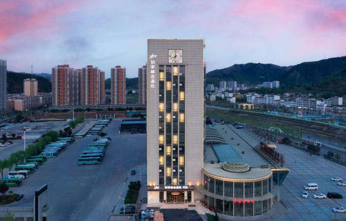 Homeinn Plus Hotel (Shangluo Nanqin River Ecological Park)