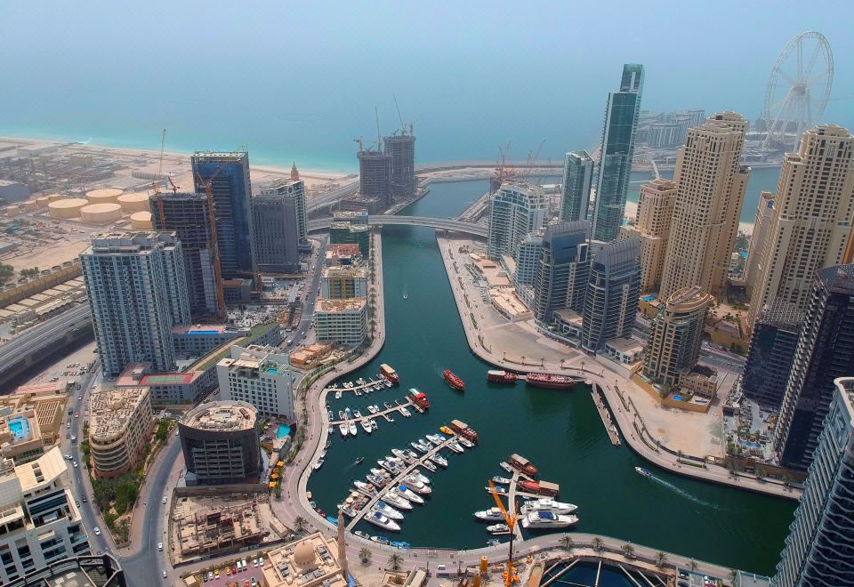 [스텔라 디 마레 호텔 두바이 마리나의 수영장 전경]