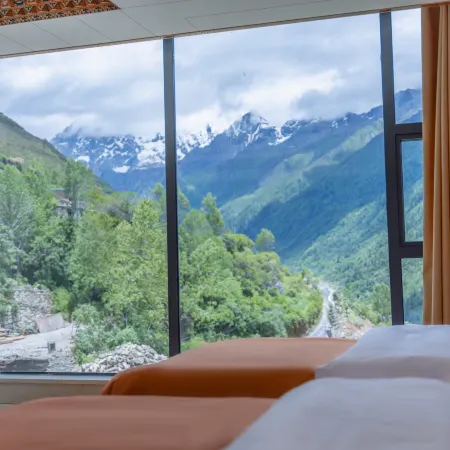 A cost-effective homestay where you can lie in bed and gaze at the Siguniang Mountain