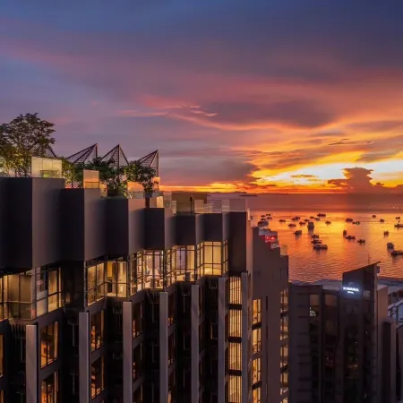 The Edge Central Pattaya - infinity pool with sea view