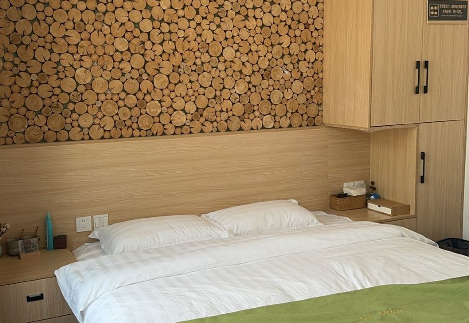 Xifeng Commune Homestay의 깔끔한 객실 모습