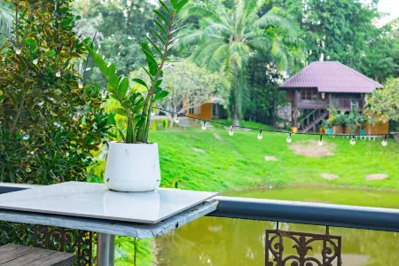 Elephant Camp  Maerim Resort Отели рядом с достопримечательностью «Bai Orchid and Butterfly Farm»