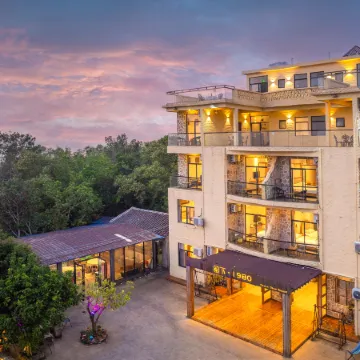 Stay · 1980 Sea View Holiday Resort Hotel (Drip Water Danping Shiluokou Beach Store) Отели рядом с достопримечательностью «Moon Square»