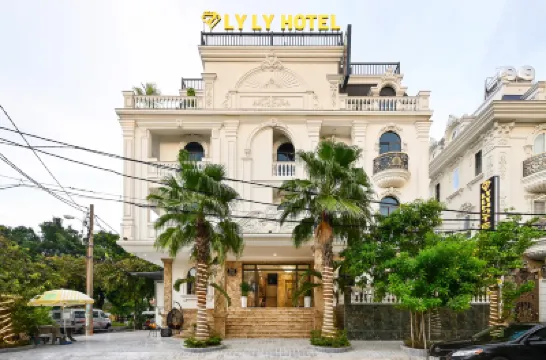 Ly Ly Luxury Hotel Hotel berhampiran Chua Vinh Phuoc