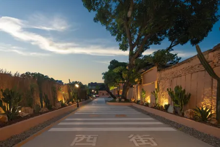 Wild Luxury Hotel Отели рядом с достопримечательностью «Suyan Temple»