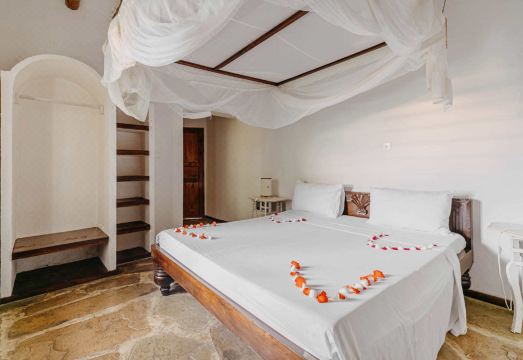 익스플로리언스 말라이카 빌라 & 비치 클럽