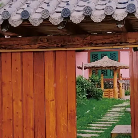 Dunhua Zhongcheng Folk Custom Hotel