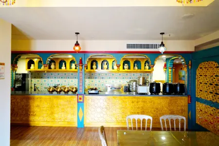 Wolf's Home Hotel Vacation (Silk Road Light Tourism Town Railway Station) Отели в г. Иньинг