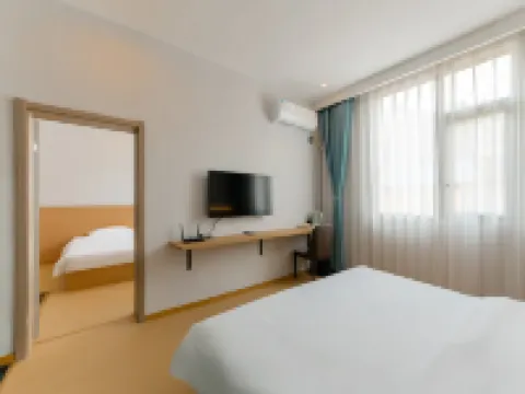 Dongrunfeng Hotel (Zigong Caideng Park)