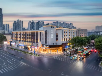 Full Season Hotel (Zhengzhou Zhengbian Road Wenmiao Metro Station Branch) Hotels in Weilai Road Area
