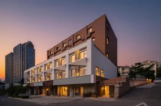 Zhu Meiyinxiang Apartment (Qingdao May Fourth Square Kaohsiung Road Metro Station)