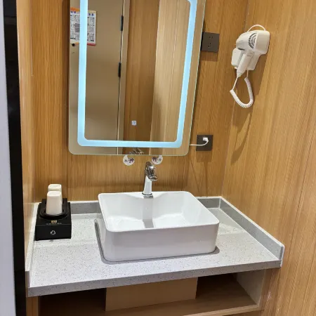 Home Inn UP Huayi Smart Travel Hotel (Hami Railway Station Branch)