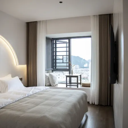 Liupanshui Nan Feng She Homestay (Liupanshui High-Speed Railway Station People's Square)