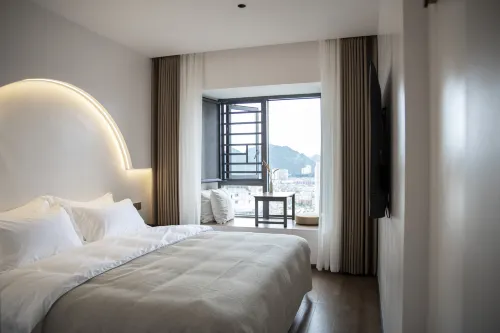 Liupanshui Nan Feng She Homestay (Liupanshui High-Speed Railway Station People's Square)