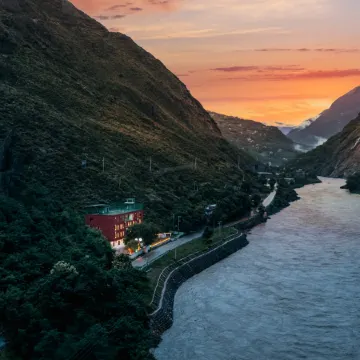 Kanshanshishan Riverside Garden Hotel (Danba Jiaju Cangzhai Branch)