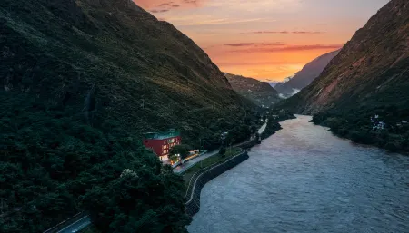 Kanshanshishan Riverside Garden Hotel (Danba Jiaju Cangzhai Branch)