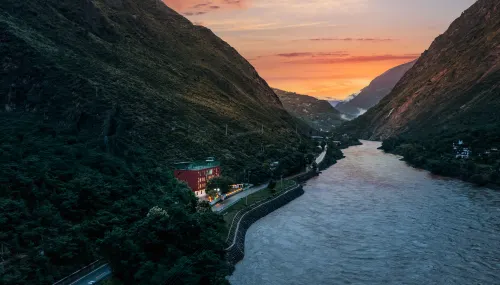 Kanshanshishan Riverside Garden Hotel (Danba Jiaju Cangzhai Branch)