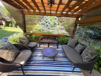 Ru U Art Hotels in Thornhill