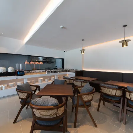 Renjoy Hotel (Kangding Xinduqiao Town Photography Road)