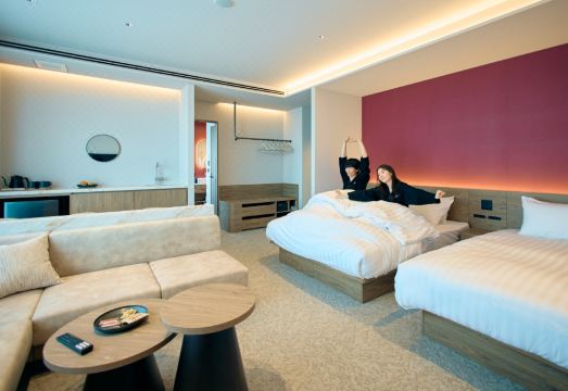 FAV LUX 삿포로 스스키노의 복층 객실 내부 모습