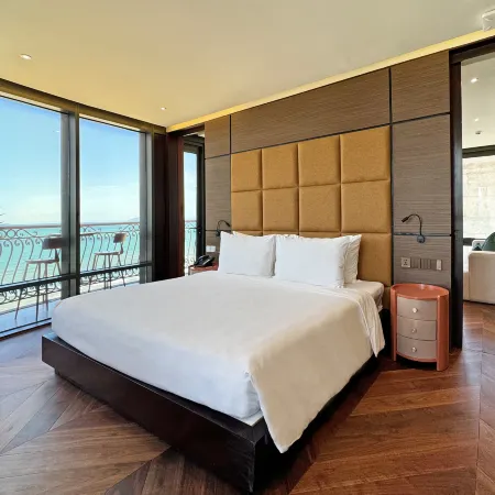 Holiday Beach Hotel Danang Отели рядом с достопримечательностью «Пляж Нонуок»