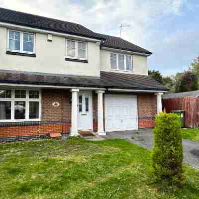 Spacious 4 Bed House with parking in Wolverhampton Hotel Exterior