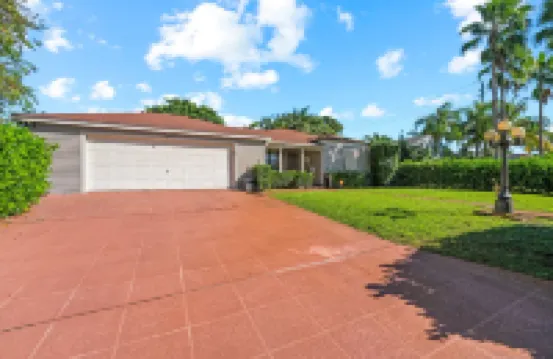 Beautiful Home in West Palm Beach With Largest Pool and Jacuzzi