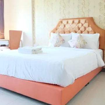 Kesorn Boutique Residence at 8 Riew Hotels near Wat Sothon Wararam Worawihan