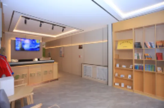 Home Inn Pebble Cloud Hotel (Songjianghe Town, West Changbai Mountain Station Branch)