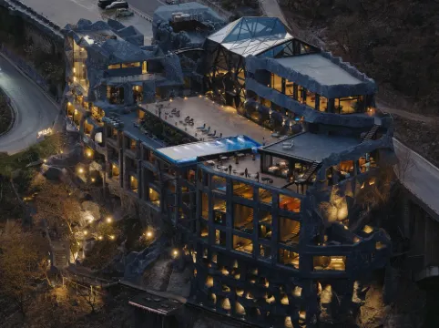 墨野·雪山懸崖ホテル（香格里拉虎跳峽）