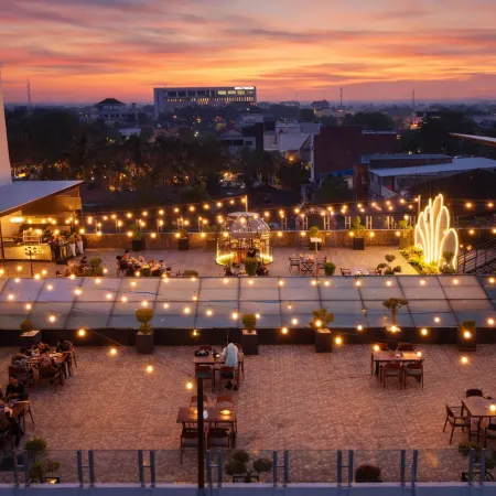 Maestro Hotel Pontianak Отели рядом с достопримечательностью «Памятник Digulis»
