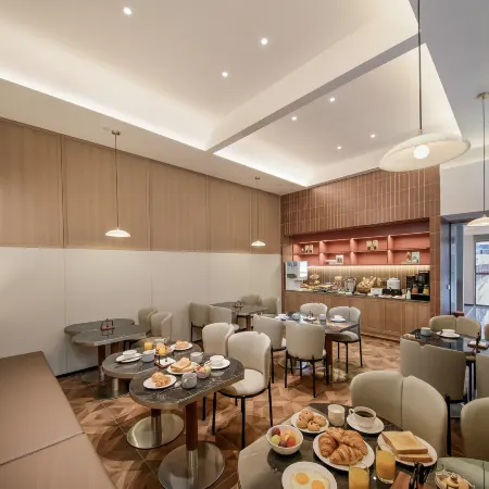 Holiday Four Seasons Hotel (Jiefangbei Pedestrian Street Hongyadong)