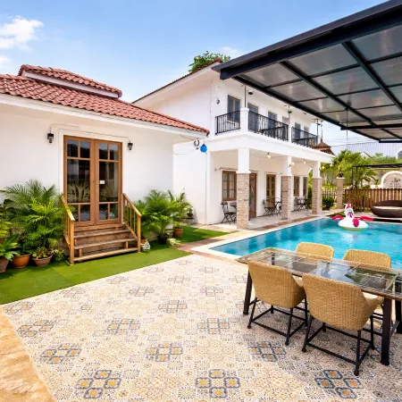 Chawee Pool Villa