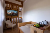 Shaxi Ancient Town Zhulü Homestay - parking