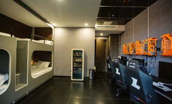 Nanchang Qingyun E-sports Hotel (699 Living Space Store)