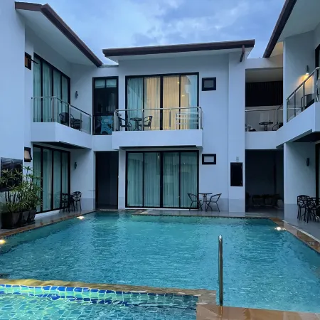 Good Day Phuket Отели рядом с достопримечательностью «Школа Dowroongwittaya»