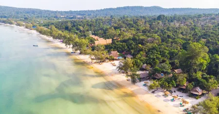MAD Monkey Koh Rong Отели рядом с достопримечательностью «Као Тауч Бич»