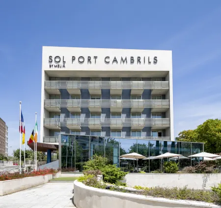 Sol Port Cambrils Отели рядом с достопримечательностью «Platja Cambrils»