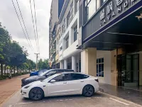 Lavande Hotel (Qionghai High-speed Railway Station) - parking