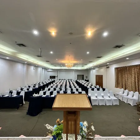 Grand Phranakhon Hotel Отели рядом с достопримечательностью «Ват Куди Дао»