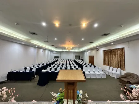 Grand Phranakhon Hotel Отели в г. Uthai